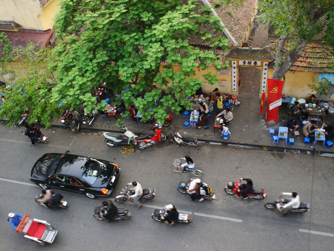 Đình Thái Cam ở phố cổ Hà Nội nhìn từ ban công một khách sạn trên phố Hàng Gà. Ảnh: Cometosea.us.