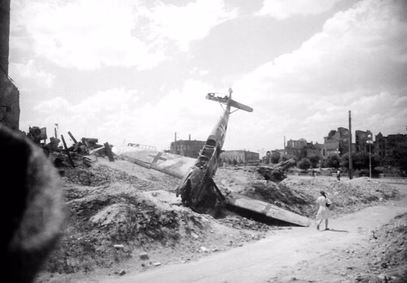 Máy bay của Đức rơi trên đường phố Stalingrad. Ảnh: Vintag.