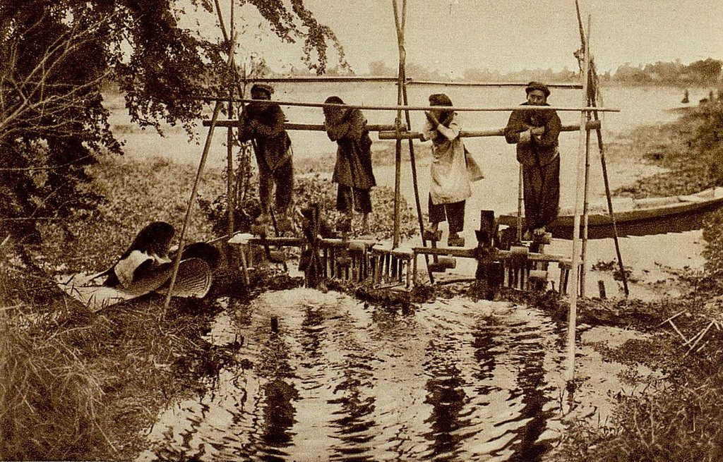 Đạp guồng để dẫn nước tưới vào ruộng. Ảnh: Gallica.bnf.fr.