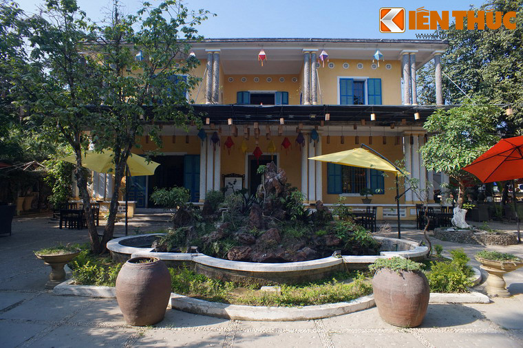 Ngôi nhà này trước đây chỉ có hai gian, nằm trong một khuôn viên rất rộng. Sau khi tiếp quản, bà Từ Cung đã cho xây thêm một gian ở bên phải, đồng thời cải tạo một số kiến trúc và trang trí nội thất theo hướng hiện đại.