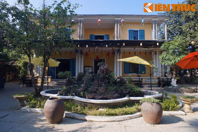 Ngôi nhà này trước đây chỉ có hai gian, nằm trong một khuôn viên rất rộng. Sau khi tiếp quản, bà Từ Cung đã cho xây thêm một gian ở bên phải, đồng thời cải tạo một số kiến trúc và trang trí nội thất theo hướng hiện đại.