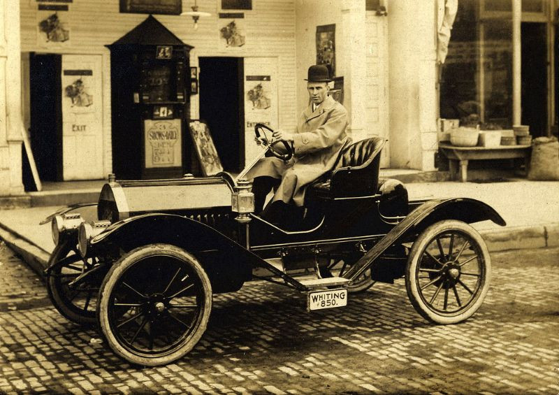 Người đàn ông trên mẫu xe cổ Whiting A Roadster, khoảng năm 1910. Ảnh: Vintag.