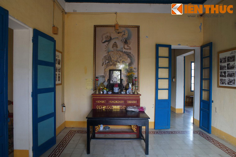 Tại tầng hai của ngôi nhà, gian phòng chính giữa đặt bàn thờ vọng bà Từ Cung.