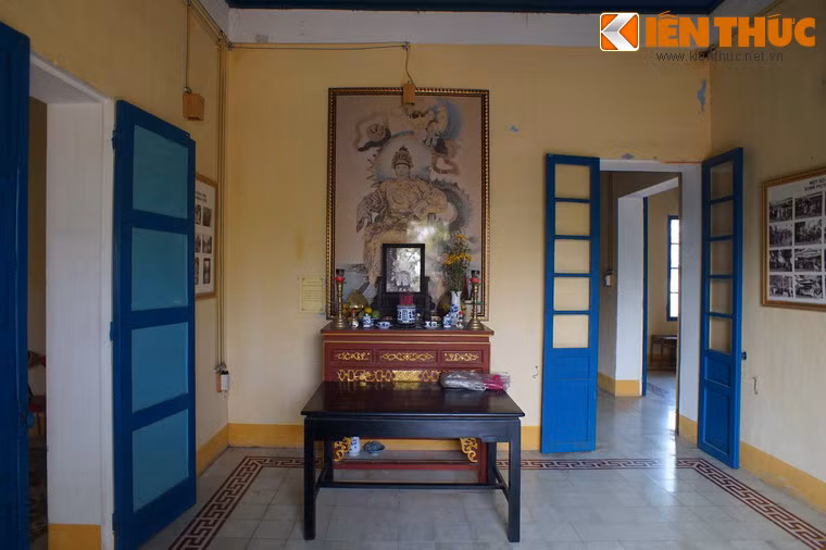 Tại tầng hai của ngôi nhà, gian phòng chính giữa đặt bàn thờ vọng bà Từ Cung.