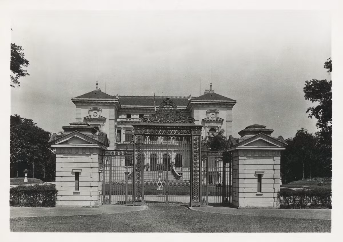 Dinh Toàn quyền Đông Dương ở Hà Nội thập niên 1920 nhìn từ phía trước cổng chính. Công trình do kiến trúc sư Charles Lichtenfelder thiết kế và được xây dựng trong những năm 1901-1906. Ảnh tư liệu.