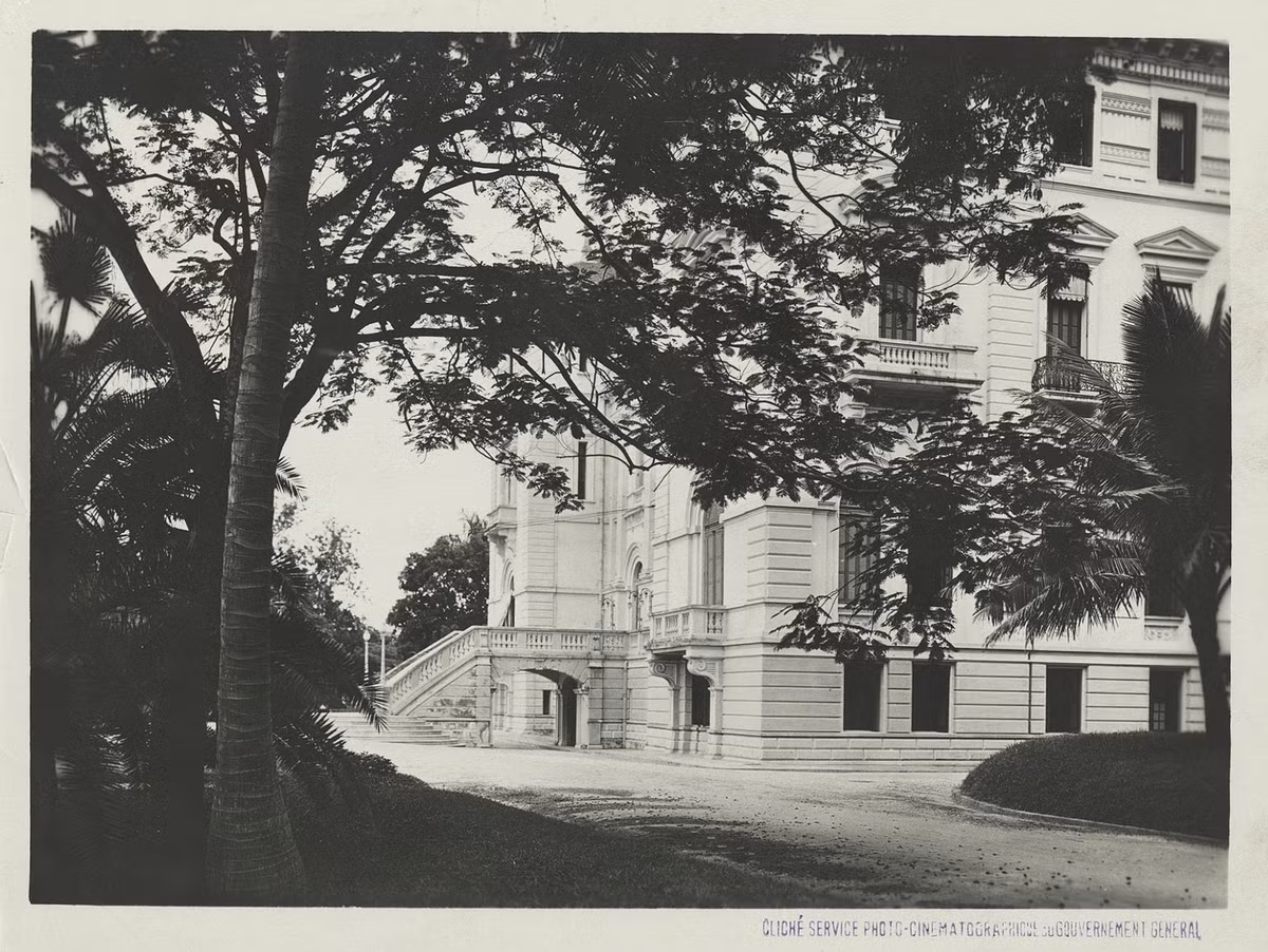 Dinh Toàn quyền nhìn từ mặt bên. Tầng đế nằm dưới cùng, là một tầng nửa hầm nửa xây nổi. Ảnh tư liệu.