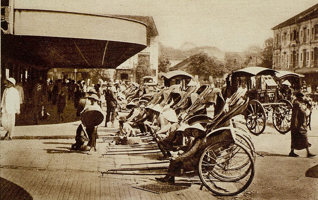 Bến xe kéo tay trước Chợ Lớn cũ, nay là bưu điện Chợ Lớn. Ảnh: Gallica.bnf.fr.