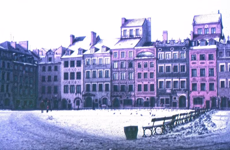Quảng trường Chợ cũ ở Warsaw, Ba Lan, tháng 1/1977. Ảnh: Raúl Alejandro Rodríguez Flickr.