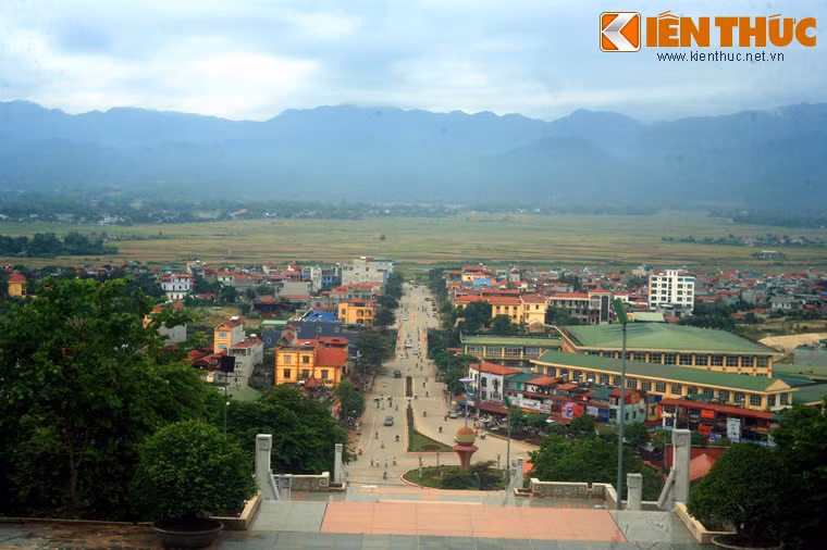 Tháng 10/2003, Điện Biên Phủ trở thành một thành phố. Tháng 11 cùng năm, tỉnh Lai Châu tách ra thành tỉnh Lai Châu (mới) và tỉnh Điện Biên. Sau khi tách tỉnh, thành phố Điện Biên Phủ trở thành tỉnh lỵ tỉnh Điện Biên. Ảnh: Thành phố Điện Biên Phủ nhìn từ đồi D1, một cứ điểm của trận chiến năm xưa.