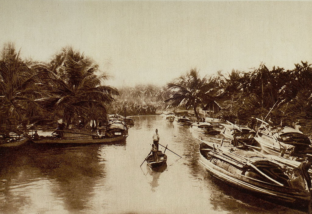 Trên một con kênh ở Thủ Đức. Ảnh: Gallica.bnf.fr.