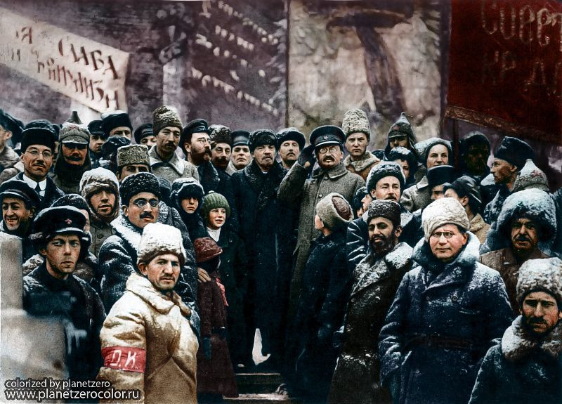 Nhà cách mạng V. I. Lenin cùng các cộng sự trong lễ kỷ niệm hai năm cuộc Cách mạng Tháng Mười ở Quảng trường Đỏ, Moscow năm 1919. Ảnh: Vacheslaw Peregoodow Flickr.