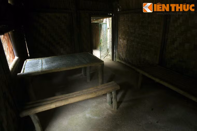 Căn lán được chia làm hai gian, một gian dành cho cần vụ, gian kia là nơi làm việc của Đại tướng Võ Nguyên Giáp. Gian này có một cánh cửa thông ra hầm ngầm được đào sâu vào vách núi.