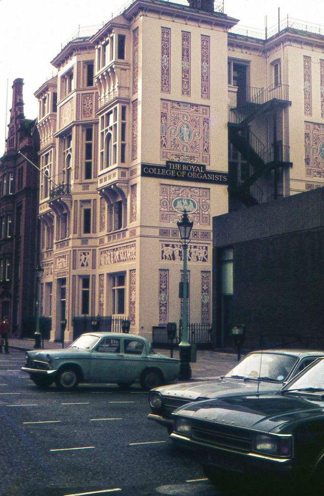 Trường Cao đẳng Sinh học Hoàng gia, số 25 Kensington Gore, Kensington, London, Anh, tháng 1/1977. Ảnh: Raúl Alejandro Rodríguez Flickr.