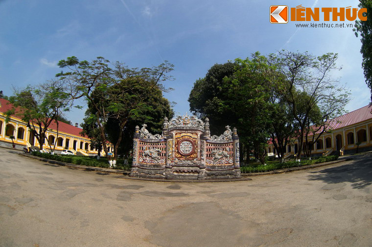 Viện Cơ Mật vốn đươc lập từ thời Minh Mạng, là cơ quan đặc trách để tham khảo về những vấn đề trọng mật, nhất là về mặt quân sự, lúc đầu đặt ở nhà Tả Vu trong Hoàng thành. Năm 1899, Viện chuyển về chùa Giác Hoàng (vị trí hiện tại), đến năm 1903 việc xây dựng hoàn tất.