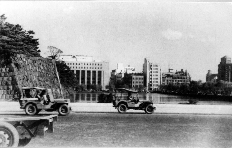 Những chiếc xe quân sự đi ngang qua tòa nhà Dai-Ichi, nơi đồn trú của bộ chỉ huy quân sự mỹ ở Nhật sau Thế chiến II. Ảnh: M20wc51.