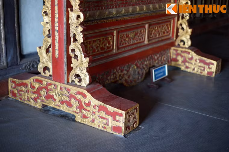 Chân đế để rộng gần 1 mét giúp chiếc gương đứng vững chãi trên nền cung điện.