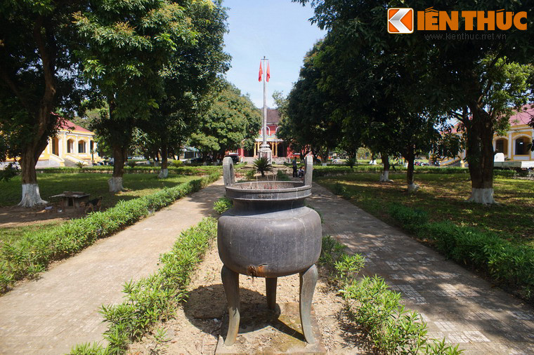 Sau bình phong là một mảnh vườn kéo dài đến tòa nhà Viện Cơ Mật.