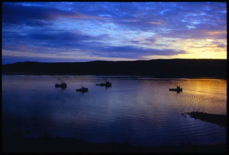 Thuyền đánh cá trên vùng nước giữa hai đảo Popof và Unga, nhìn từ Sand Point, 1963. Ảnh: Kurt Clark Flickr.