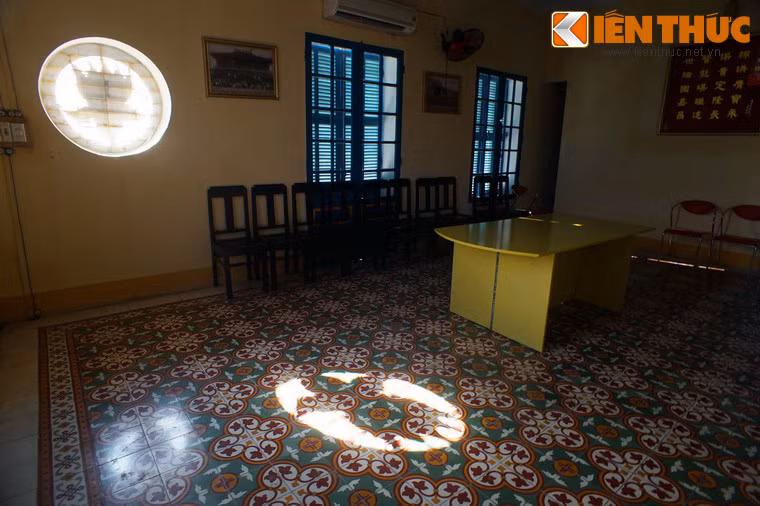 Căn phòng rộng nhất của tầng hai là nơi Hội đồng Trị sự Nguyễn Phúc tộc (dòng họ thuộc hoàng tộc nhà Nguyễn) sử dụng để họp bàn việc chung và một phòng khác là thư viện của Hội đồng.