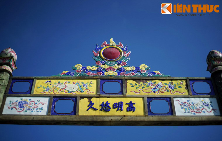 Ô pháp lam trên cổng đồng của cầu Trung Đạo.