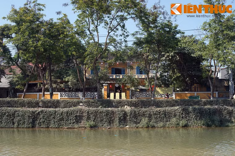 Nằm bên bờ sông An Cựu, ở địa chỉ số 145 Phan Đình Phùng, TP. Huế, Nhà lưu niệm bà Từ Cung là một di tích lịch sử mang dấu ấn của bà Từ Cung, tức Đoan Huy Hoàng thái hậu, là vợ vua Khải Định, mẹ vua Bảo Đại.