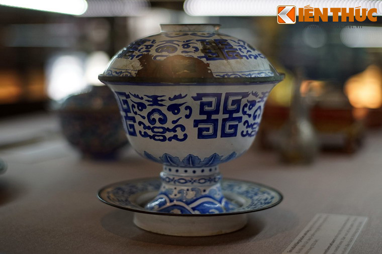 Tìm và đĩa lót pháp lam xanh trắng, trang trí vân thủy ba, móc câu, dùng đựng lễ phẩm trong nghi thức tế tự cung đình thời Minh Mạng.