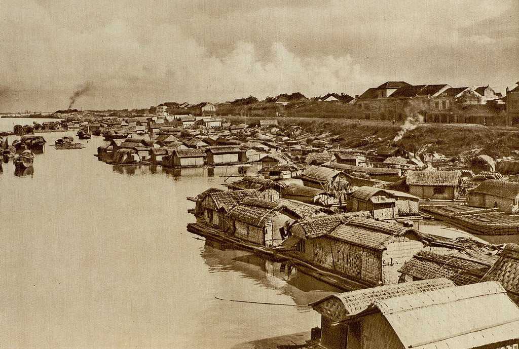Xóm chài ven sông Hồng ở Hà Nội thời điểm nước lên cao. Ảnh: Gallica.bnf.fr.