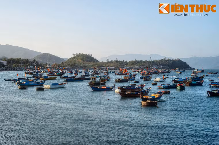 Du khách có thể đến với vịnh Nha Phu hầu như quanh năm, nhưng thời gian từ tháng 5 đến tháng 9 là thuận lợi nhất vì thời điểm này biển khá lặng sóng.