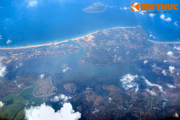 Toàn cảnh đầm Ô Loan nhìn từ máy bay.