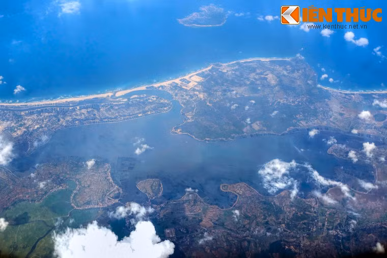 Toàn cảnh đầm Ô Loan nhìn từ máy bay.