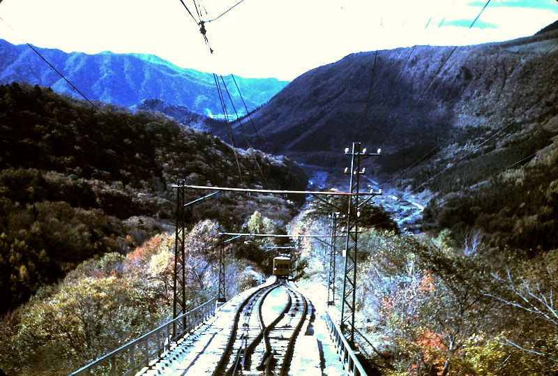 Tuyến đường sắt từ thành phố Nikko đến hồ Chuzenji. Ảnh: Leonora (Ellie) Enking Flickr.