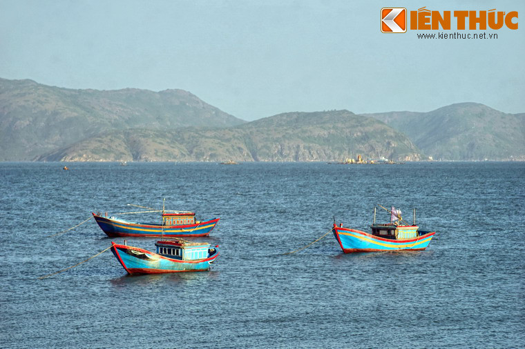 Đầm được bao quanh bởi nhiều đồi núi, tạo nên phong cảnh hữu tình làm say đắm lòng người.