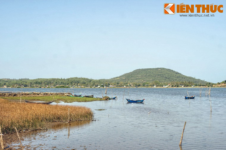 Khi ngang qua Tuy An, chim không còn đủ sức để bay nên đã hạ cánh xuống dãy núi Từ Bi – một nhánh nhỏ của đèo Quán Cau. Sau này, người dân quanh vùng đã ghép chung tên chim Ô thước và nàng Loan, gọi tắt là Ô Loan để đặt tên cho đầm...