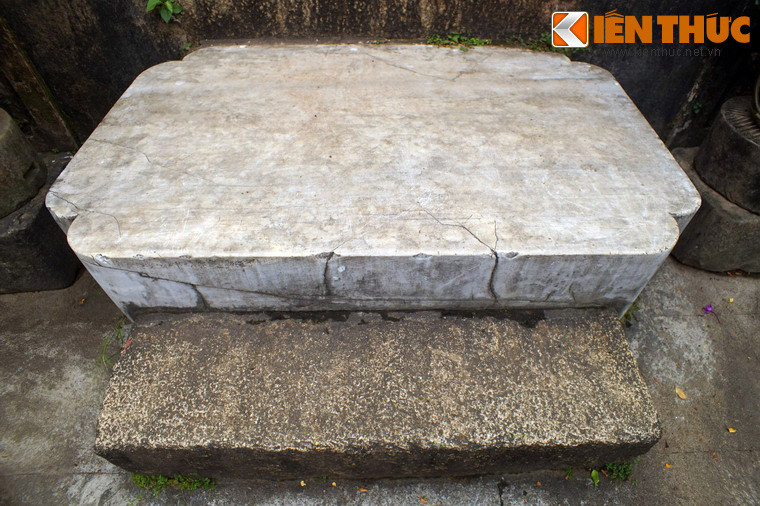 Phía trước phiến đá oán hờn được đặt thêm một khối đá nhỏ khác để làm bậc tam cấp bước vào tòa nhà.
