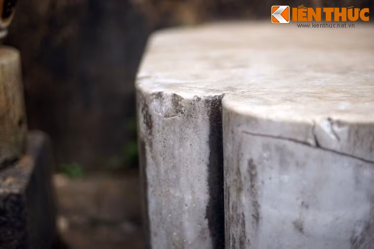 Trong đêm đầu tiên chuyển hòn đá vào trong chùa, sư Phước Huệ đang ngủ thì thấy có một vị mặc trang phục võ tướng hiện hình nói rằng: “Ông ỷ mình là đệ tử của Phật nên phá nhà tôi hả?”. Nhà sư hét to một tiếng khiến tất cả sư đệ trong chùa đều nghe thấy.