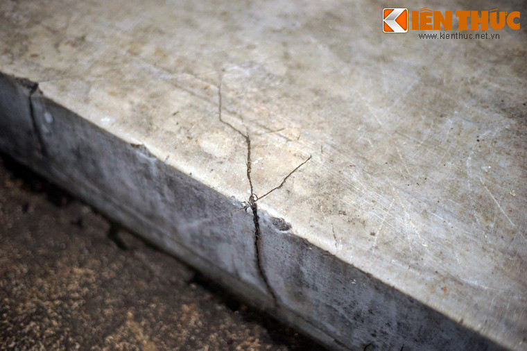 Truyền thuyết địa phương kể lại rằng, sau khi vụ thảm sát quân Tây Sơn được thực hiện, hàng đêm người dân trong vùng nghe trong phiến đá vẳng ra tiếng than khóc ai oán, khiến cho không ai dám đi ngang nơi cổng thành.