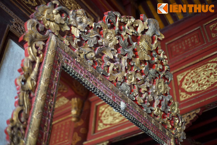 Phần được chạm khắc cầu kỳ nhất là đỉnh gương, với vô số các chi tiết hoa lá xếp chồng lên nhau.