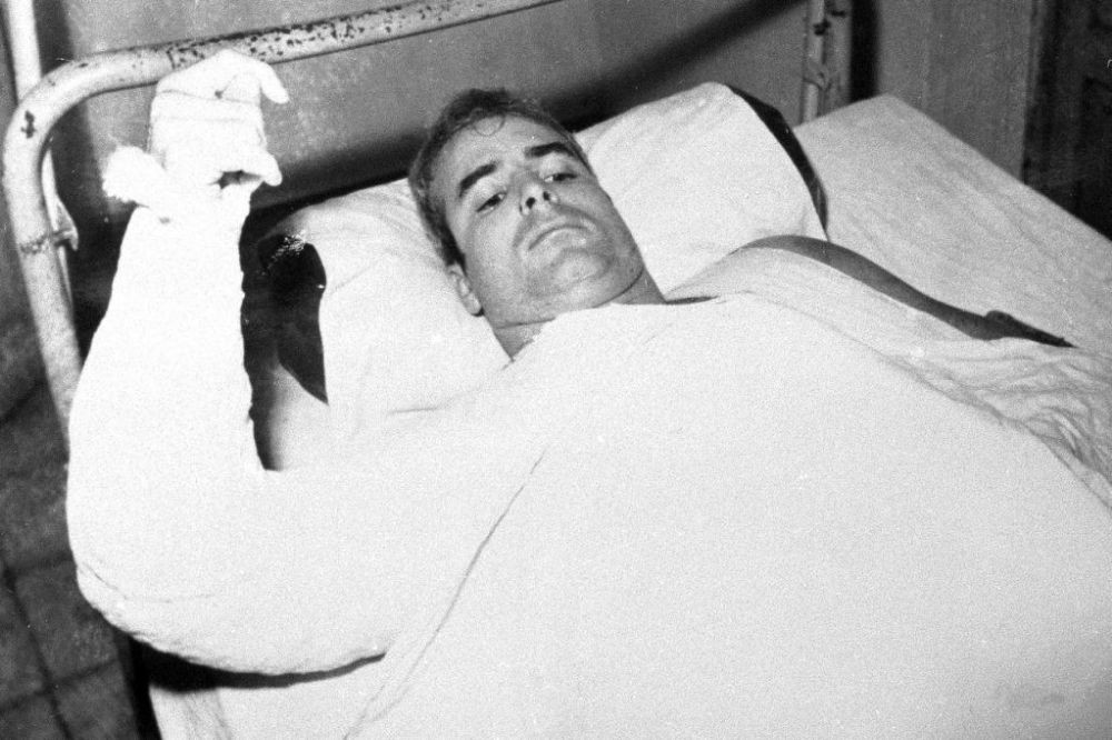 John McCain với tay phải bó bột nằm trên giường bệnh. Ảnh: Vintag.