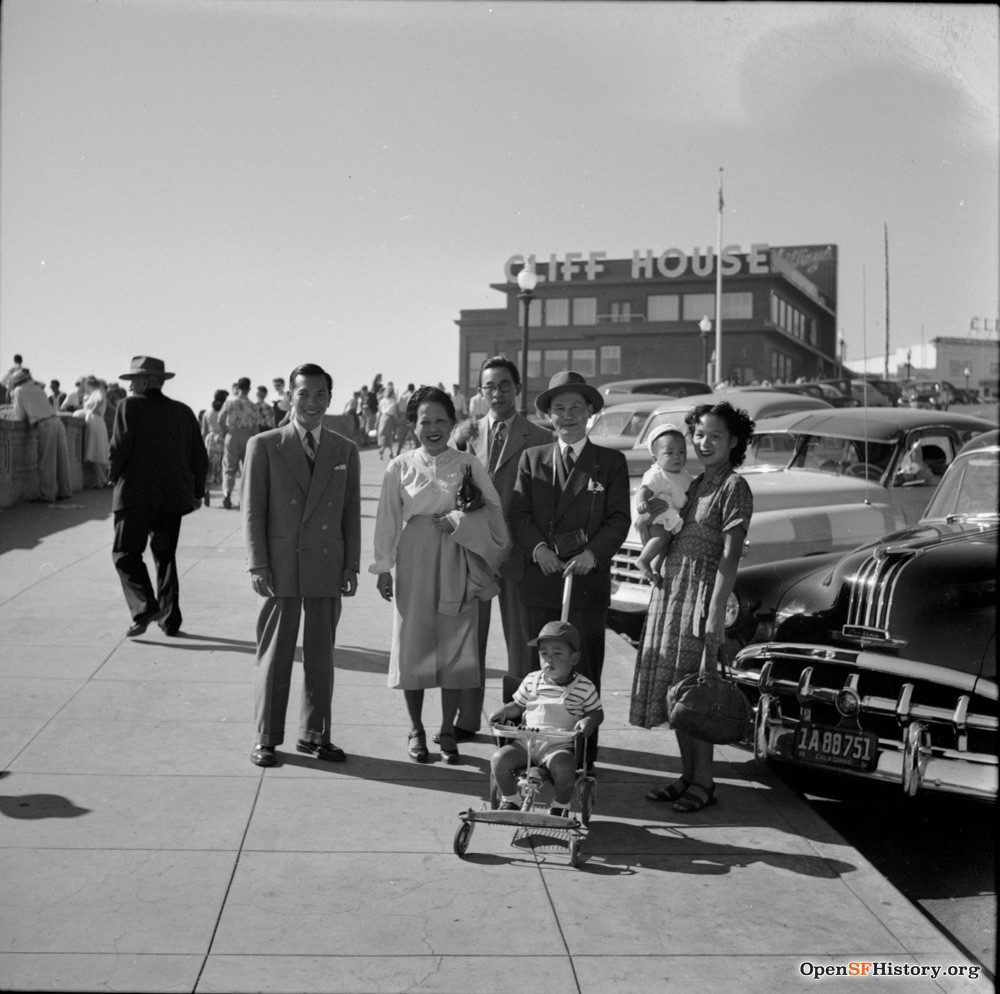 Các đại biểu cùng gia đình ở bãi đỗ xe ngoài nhà hàng Cliff House. Ảnh: Opensfhistory.org.