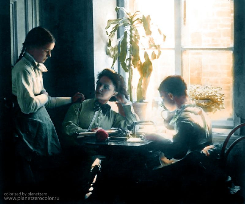 Gia đình nhiếp ảnh gia A.O. Karelin, 1919. Ảnh: Vacheslaw Peregoodow Flickr.