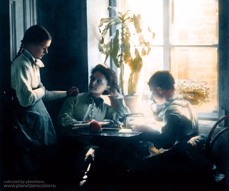 Gia đình nhiếp ảnh gia A.O. Karelin, 1919. Ảnh: Vacheslaw Peregoodow Flickr.