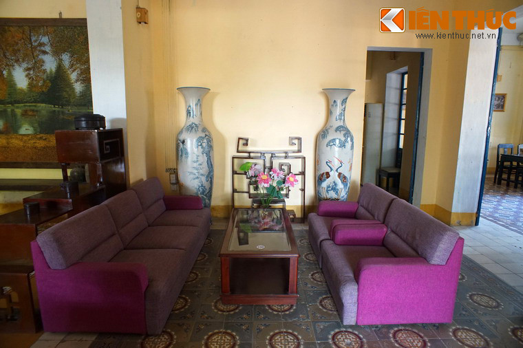 Ngôi nhà hiện vẫn còn lưu giữ nhiều hiện vật có giá trị, trong đó có các đồ ngự dụng, cổ vật thời Vua Thiệu Trị, Vua Tự Đức cùng một số bảo vật bà Từ Cung mang từ cung An Định về.