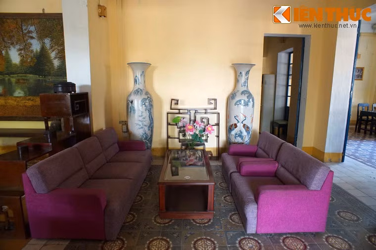 Ngôi nhà hiện vẫn còn lưu giữ nhiều hiện vật có giá trị, trong đó có các đồ ngự dụng, cổ vật thời Vua Thiệu Trị, Vua Tự Đức cùng một số bảo vật bà Từ Cung mang từ cung An Định về.