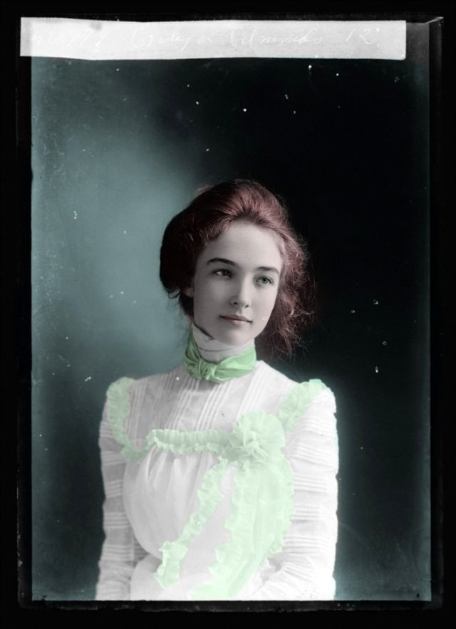 Nét trẻ trung, tươi tắn của thiếu nữ tên Evelyn. Ảnh: Rob van den Berg.