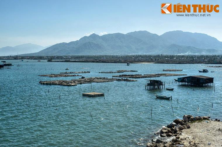  4. Vịnh Cam Ranh. Nằm ở địa phận thành phố Cam Ranh và huyện Cam Lâm, cách thành phố Nha Trang 60km về phía Nam, vịnh Cam Ranh từ lâu đã được xem là một trong những cảng biển tự nhiên tốt nhất thế giới, có vị trí rất quan trọng trên bản đồ quân sự quốc tế.