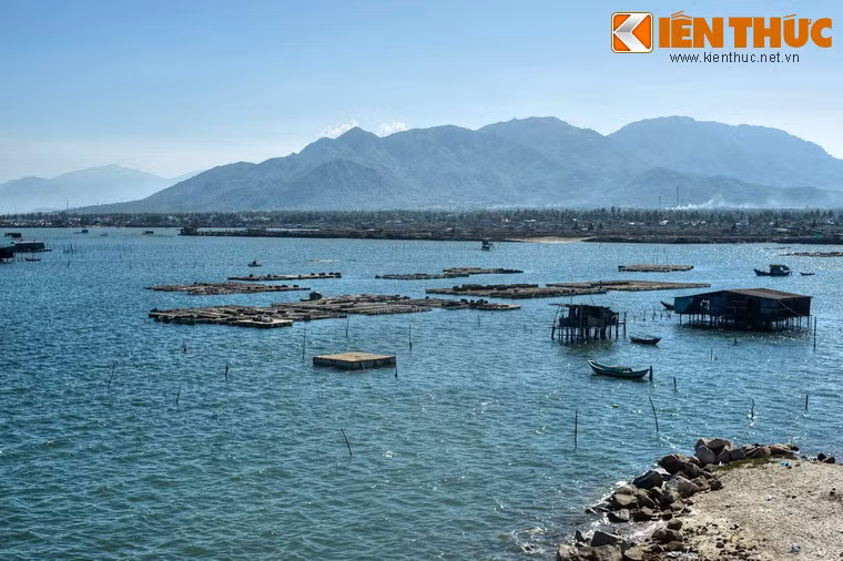  4. Vịnh Cam Ranh. Nằm ở địa phận thành phố Cam Ranh và huyện Cam Lâm, cách thành phố Nha Trang 60km về phía Nam, vịnh Cam Ranh từ lâu đã được xem là một trong những cảng biển tự nhiên tốt nhất thế giới, có vị trí rất quan trọng trên bản đồ quân sự quốc tế.