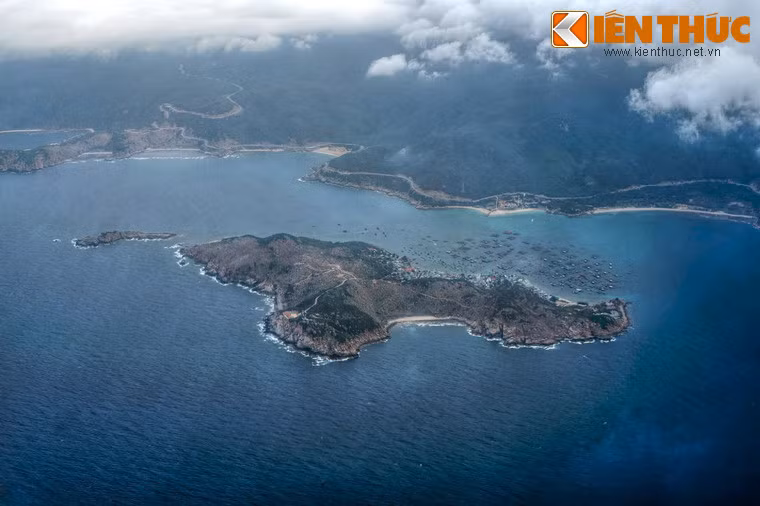 Bên cạnh vị trí chiến lược, vịnh Cam Ranh còn có tiềm năng rất lớn cho phát triển du lịch. Thiên nhiên ở vịnh vẫn còn nguyên sơ với nhiều đồi núi, rừng rậm, ghềnh đá và những bãi cát mịn. Ngoài cửa vịnh có cụm đảo "Tứ Bình" được ví như "Maldives thu nhỏ" của Việt Nam.