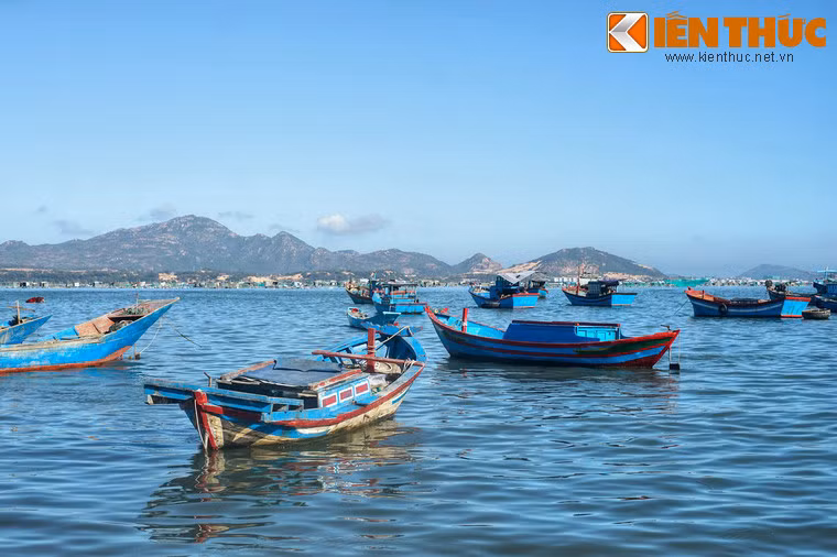 Vịnh có diện tích khoảng 185km2, gần như khép kín bởi bán đảo Cam Ranh với những dãy núi cao từ phía Bắc chạy phủ kín cả phía Đông, phía Tây, phía Nam là đất liền, chỉ mở ra một cửa lớn ở phía Đông. Do được bao bọc bởi một vành đai chắn gió nên mặt nước vịnh luôn êm đềm.