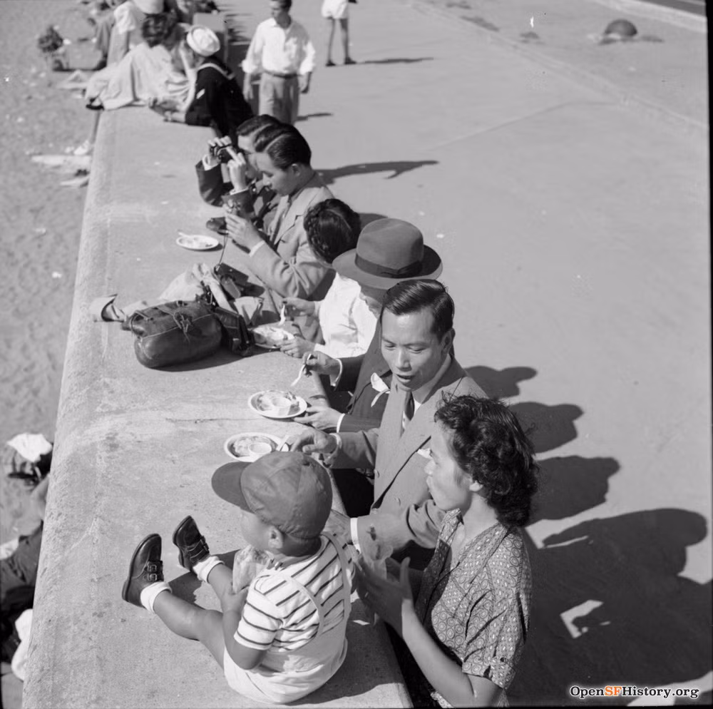 Một thành viên trong đoàn đại biểu tranh thủ chụp lại khung cảnh biển ở San Francisco năm 1951. Ảnh: Opensfhistory.org.