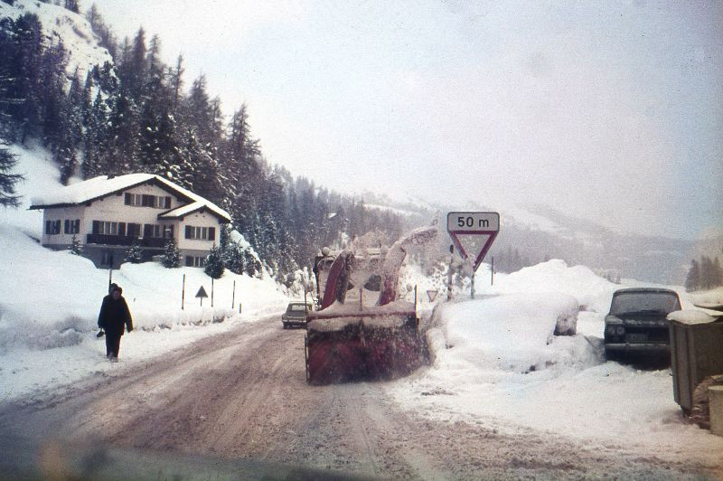 Xe dọn tuyết làm việc ở Jullierpass gần St. Moritz, Thụy Sĩ, tháng 1/1971. Ảnh: Raúl Alejandro Rodríguez Flickr.